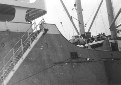 Photo von einem in Emden bei VW hergestellten VW-Käfer, der auf das Schiff JOHANN SCHULTE verladen wird und dann in die USA gebracht werden soll. 1967.