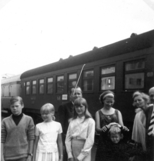 Vor der Rueckfahrt nach Hildesheim auf dem Bahnhof von Oulu: Mein finnischer Austauschschueler, seine Schwester, sein Vater, eine Freundin seiner Schwester, seine Mutter, meine Eltern. 1967. Photo: Erwin Thomasius.