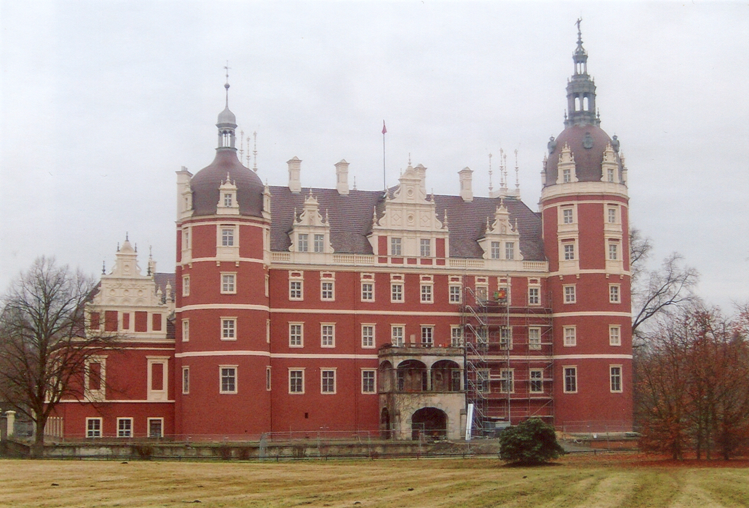 Farbfoto: Das Neue Schloss in dem von Fürst Pückler angelegten Park in Bad Muskau im November des Jahres 2011. Fotograf: Ralph Ivert.