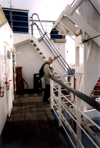 Farbphoto: Erwin Thomasius auf der von Gedser in Dänemark nch Rostock/Warnemünde  in Deutschland fahrenden Fähre. Mai 2002. Copyright by jen.