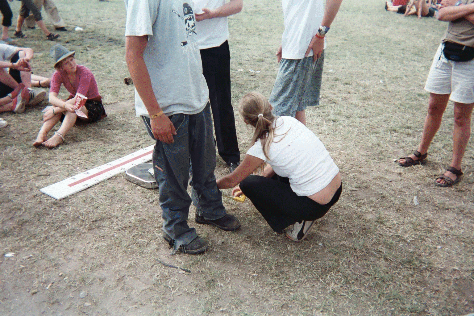 Eine Theateraufführung des Ensembles TEATERCOMPAGNIET SVINERIET. Auf dem ROSKILDE FESTIVAL in Roskilde in Dänemark. Juni 2003. Photo: Erwin Thomasius.