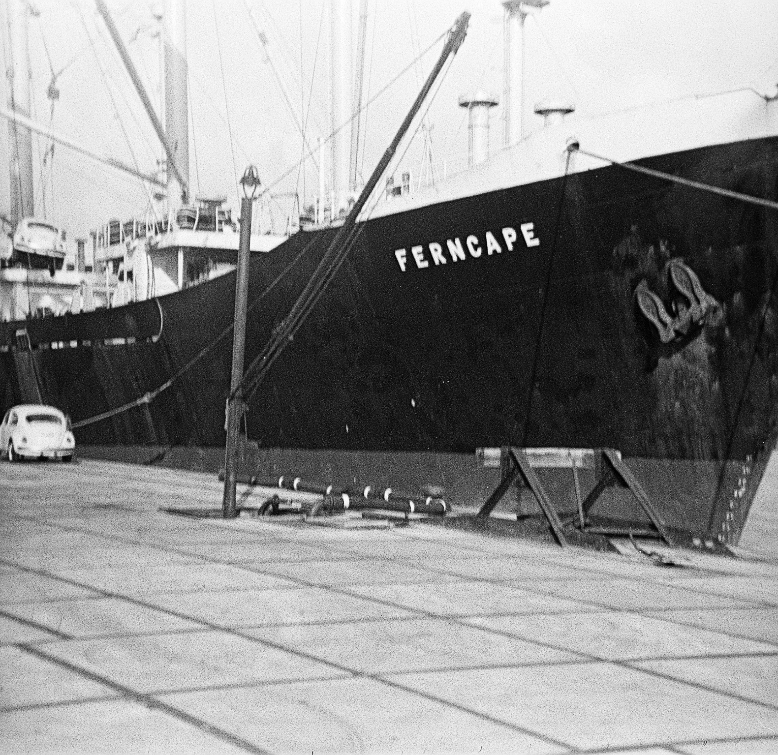 Foto von der Verladung von VW-Käfern auf das Autotransport-Schiff FERNCAPE in dem Emder Hafen aus dem Jahr 1967. Foto: Erwin Thomasius.