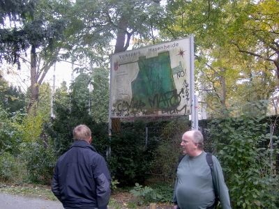 Farbfoto: Vor dem Wegweiser in den Volkspark Hasenheide am Eingang Karlsgartenstraße / Ecke Fontanestraße im Oktober des Jahres 2011. Fotograf: R.I.