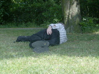 Erwin Thomasius liegt am Pfingstsonntag in Hildesheim auf dem Kehrwiederwall in der Nähe des Kehrwiederturmes. Fotograf: Ralph Ivert.