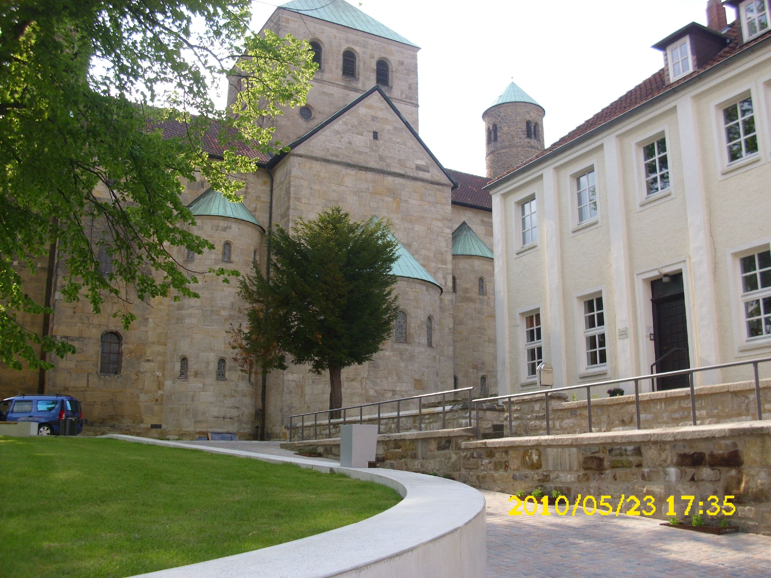 Farbfoto: Vorne rechts: Das Evangelische Pfarramt Nord St. Michaelis. Im Bildhintergrund: Die St. Michaelis Kirche. In Hildesheim am Pfingstsonntag des Jahres 2010. Fotograf: Kim Hartley.