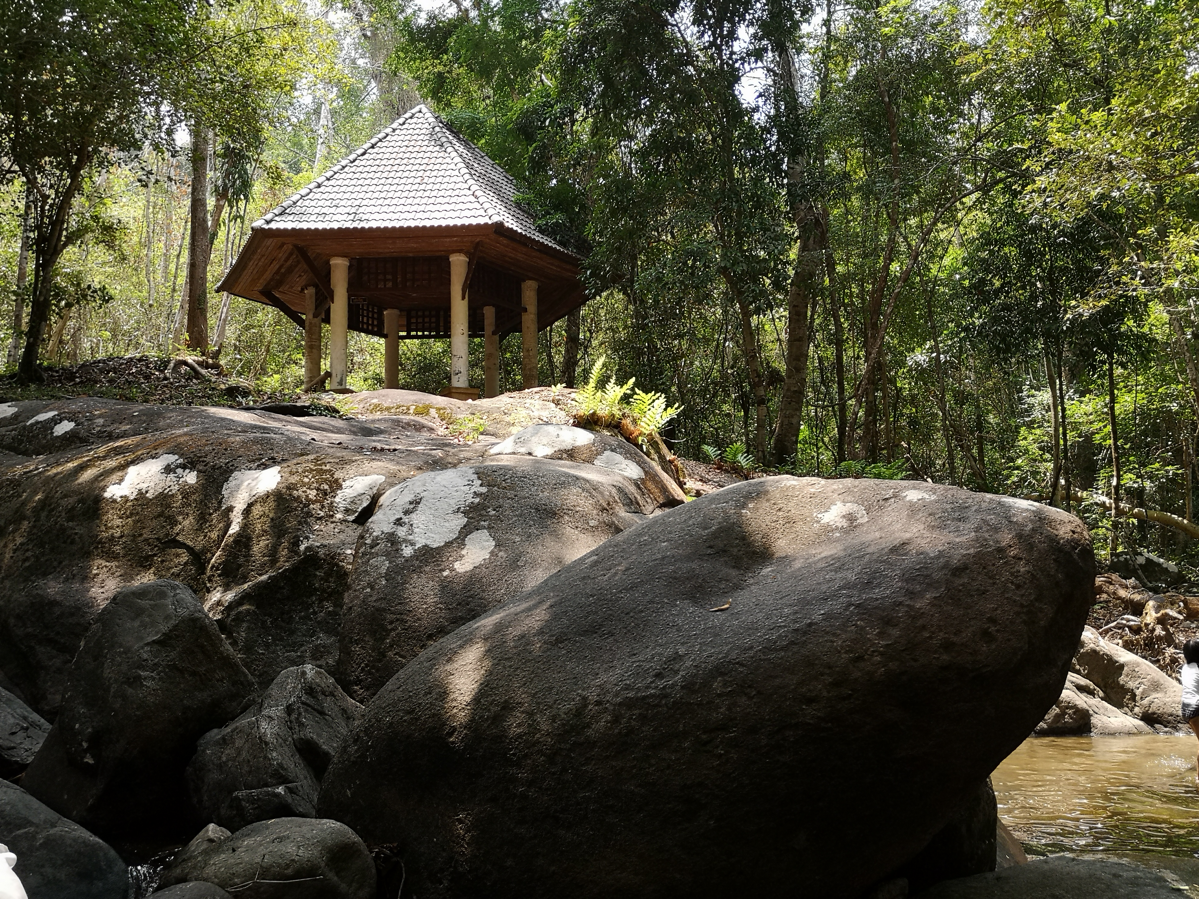 Farbfoto von einem Wasserfall am Khao Chamao Urwald im Khaochamao-Khaowong National Park in Thailand. Im April 2023. Fotograf: Erwin Thomasius.