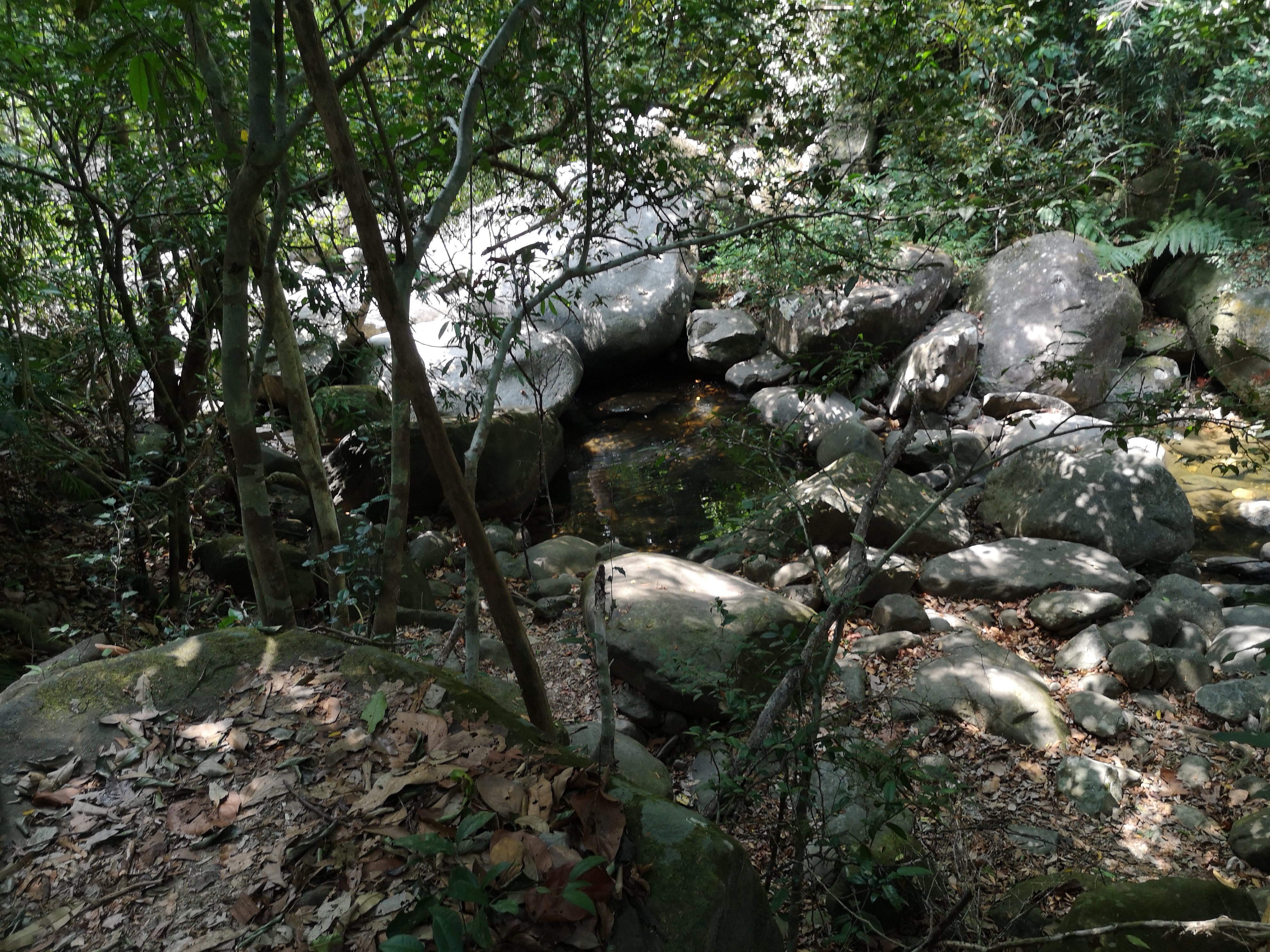Farbfoto von einem Wasserfall am Khao Chamao Urwald im Khaochamao-Khaowong National Park in Thailand. Im April 2023. Fotograf: Erwin Thomasius.