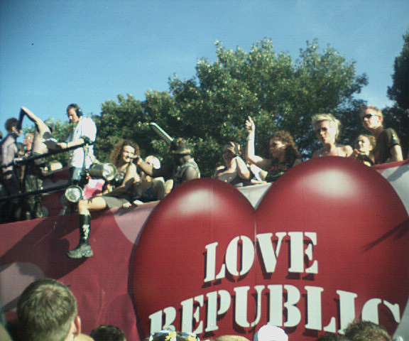 LOVE REPUBLIK, Photo vom Abend der Loveparade in Berlin am 21.07.2001