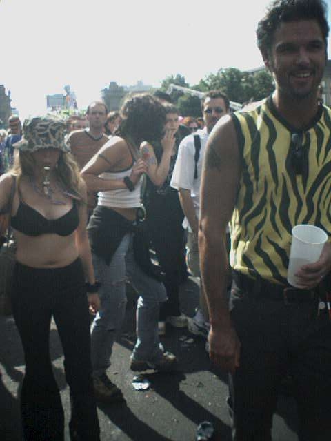 Die Loveparade auf der Strasse des 17. Juni in Berlin am 21.07.2001