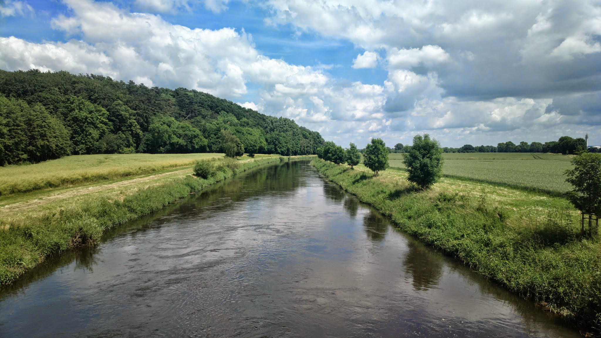 Farbfoto: Der Fluss die Leine zwischen dem Bahnhof Nordstemmen und dem Marienberg mit der Marienburg am Sonntag, dem 15. Juni im Jahre 2014. Fotograf: Kim Hartley.