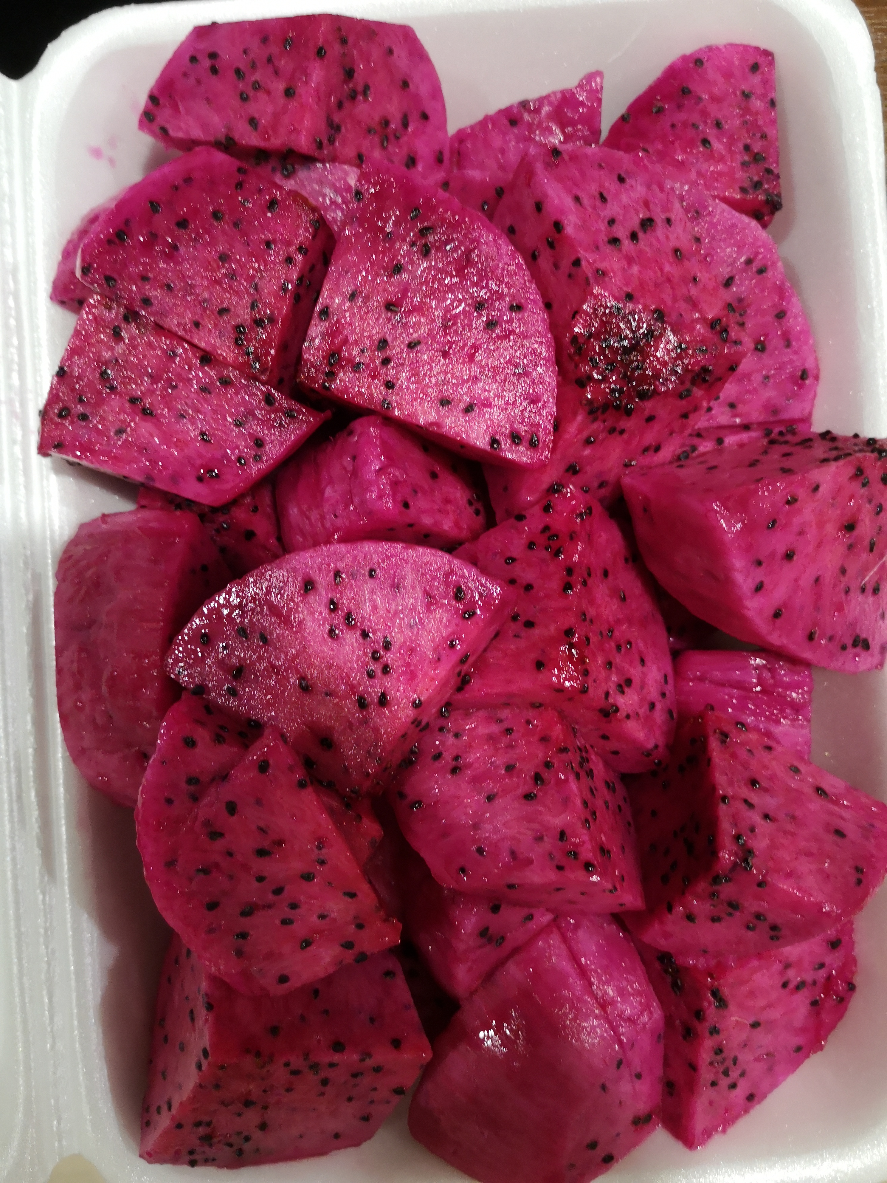 Farbfoto von Pitaya - Früchten auf einem Markt in Thailand, in Pattaya. Im April des Jahres 2023. Fotograf: Erwin Thomasius.