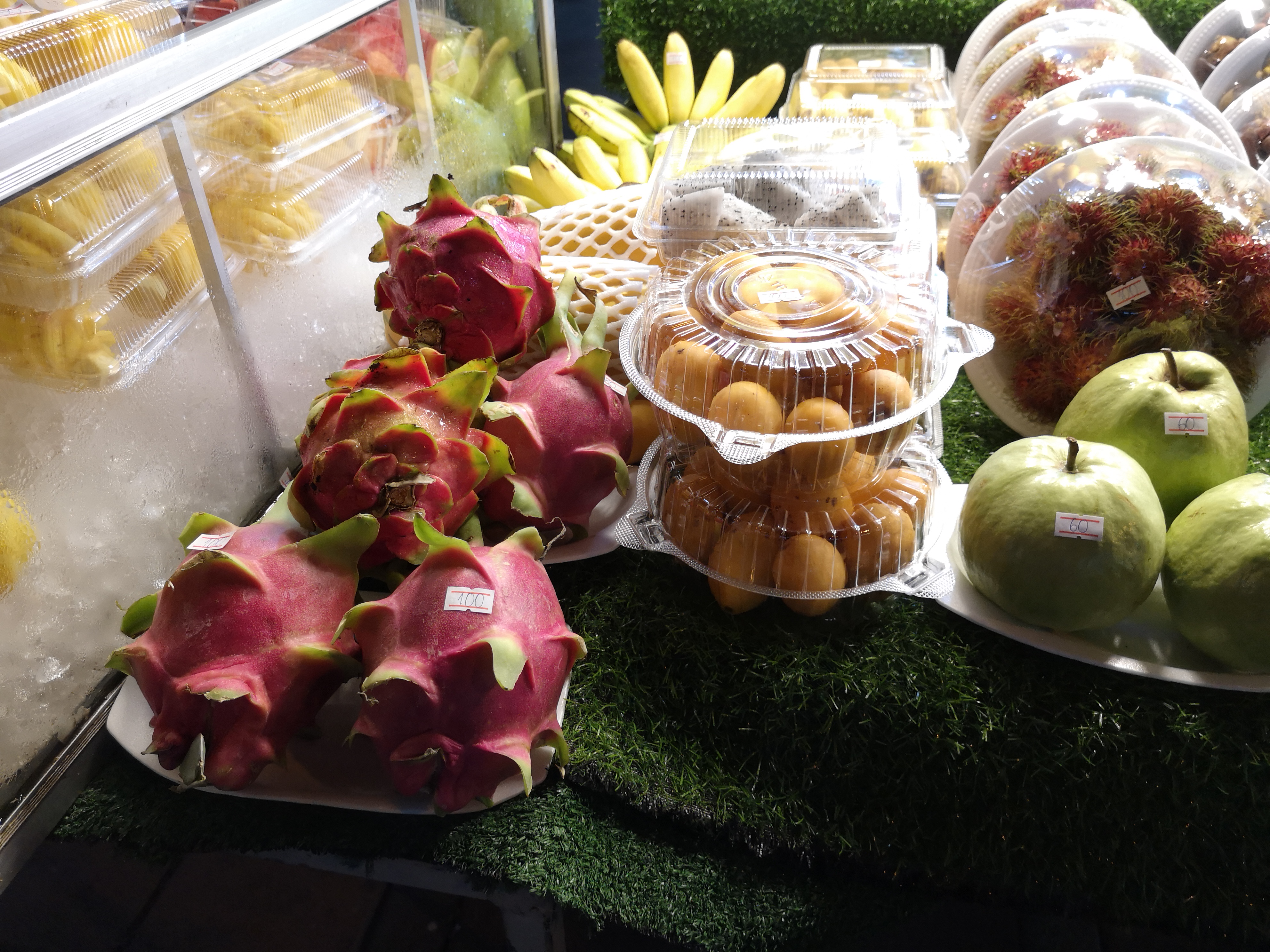 Farbfoto von Pitaya - Früchten auf einem Markt in Thailand, in Pattaya. Im April des Jahres 2023. Fotograf: Erwin Thomasius.