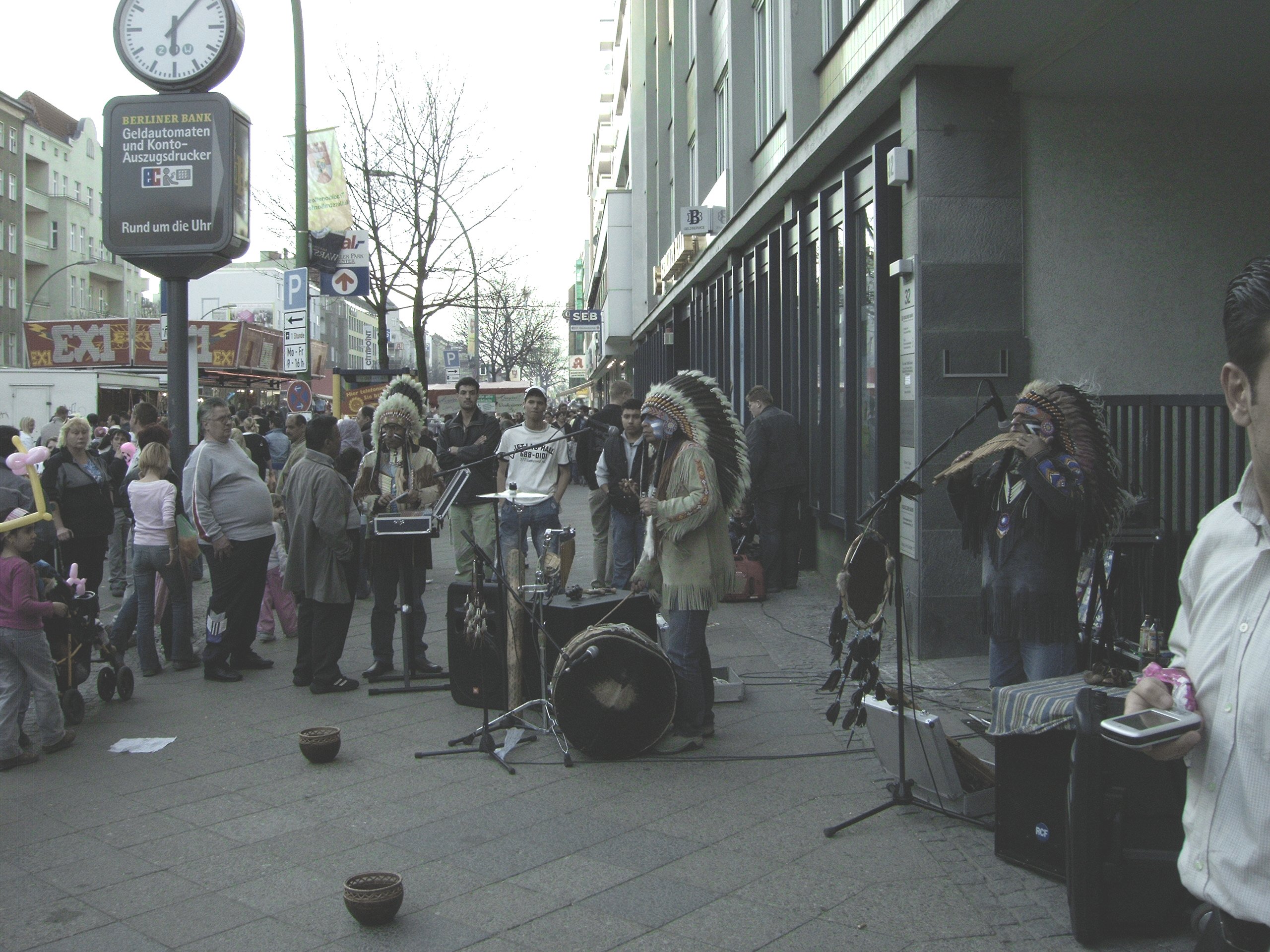 Musik von Native Americans auf dem Strassenfest im Wedding in Berlin am Sonntag, dem 3. April 2005. Photo: Kim Hartley.